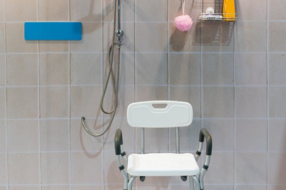Pose et installation de douche sécurisée pour personnes âgées à Nantes 